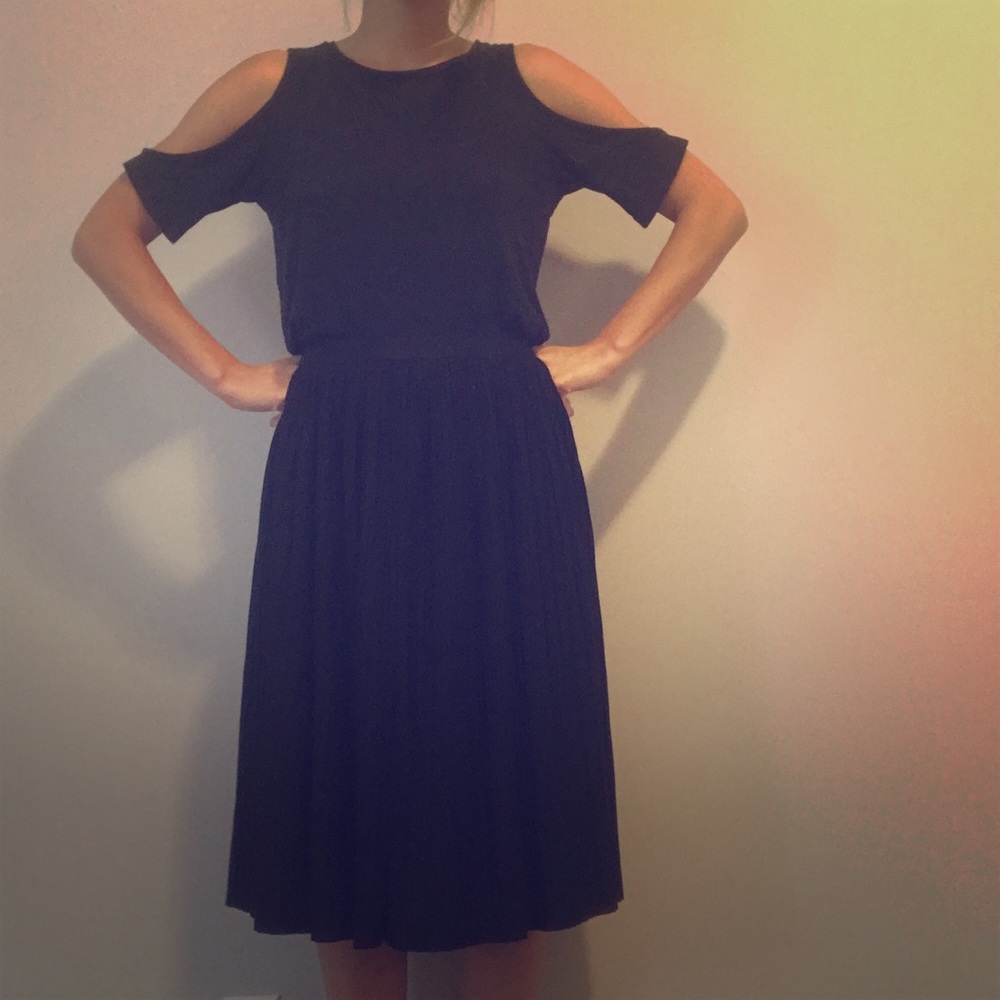 Black pleated Uniqlo midi skirt